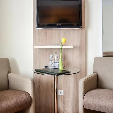 Zur Insel Hotel 3*